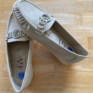 Gloria Vanderbilt Amanda loafers, new without tags